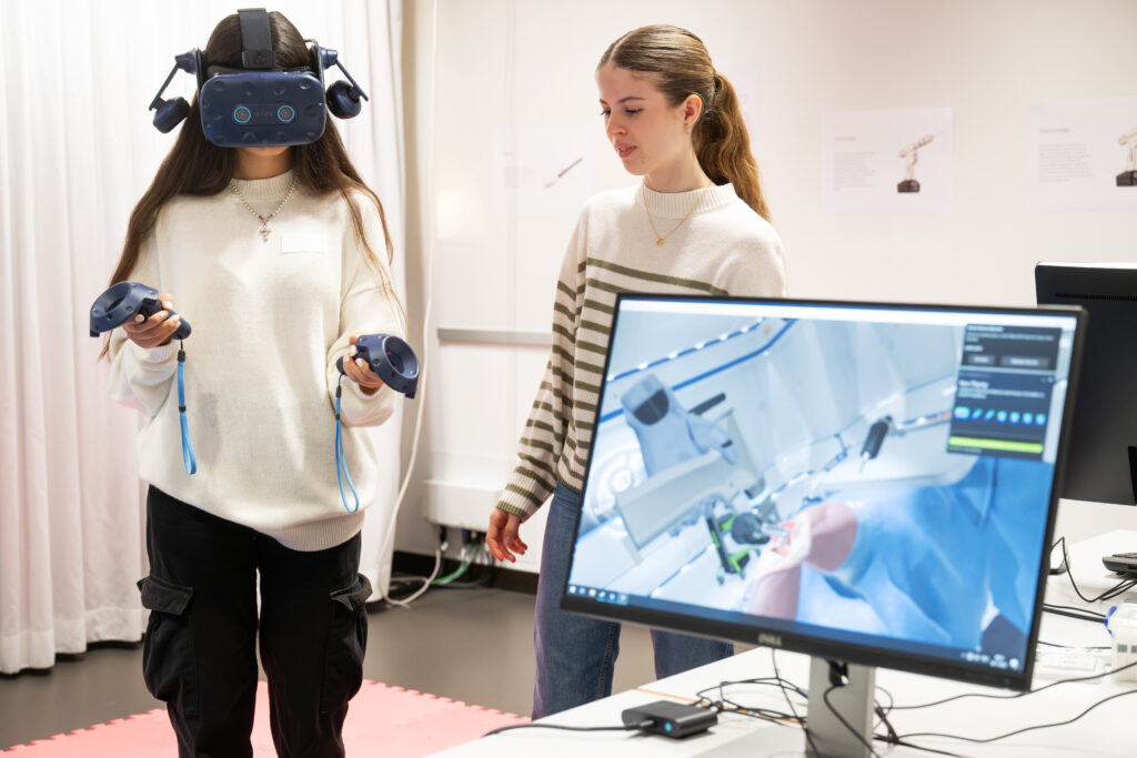 Die Schülerin führt eine Knieoperation im virtuellen Raum durch und begegnet dabei zahlreichen Medizinaltechnologien.